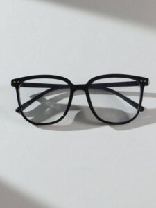 5. Kính Oversized – Che Nắng Hiệu Quả