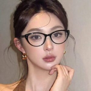 Kính Mắt Mèo – Nữ Tính Nhưng Không Đơn Điệu