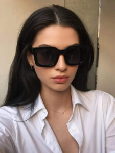 Kính Oversized – Điểm Nhấn Cho Những Ngày Đi Biển