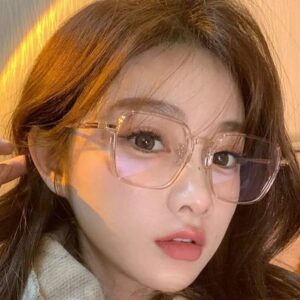 2. Kính Trong Suốt Oversized – Thời Thượng Và Nổi Bật